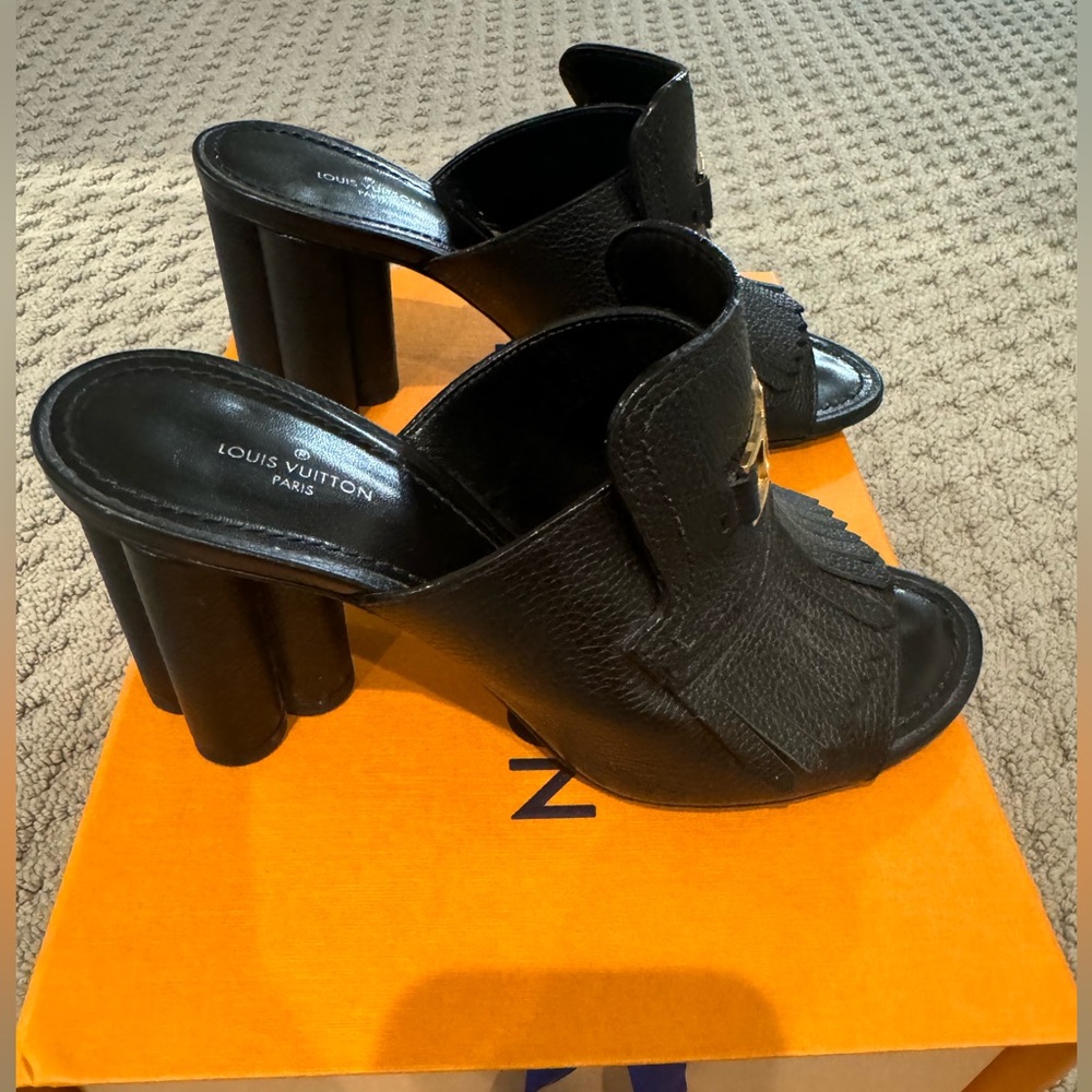 LOUIS VUITTON
Indiana Leather Mules In Black - Size 38 - Picture 4 of 7